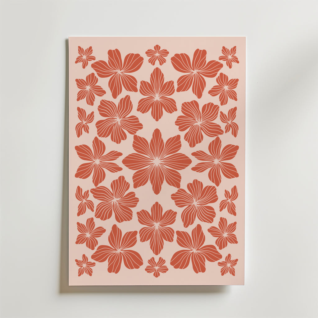 Blossom Grid Poster by Bozetto visar röda, stiliserade hibiskusblommor i ett handritat, blommigt rutnät på en ljusrosa, dämpad korallbakgrund, på en vit yta.
