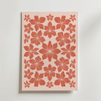 Blossom Grid Poster by Bozetto visar röda, stiliserade hibiskusblommor i ett handritat, blommigt rutnät på en ljusrosa, dämpad korallbakgrund, på en vit yta.