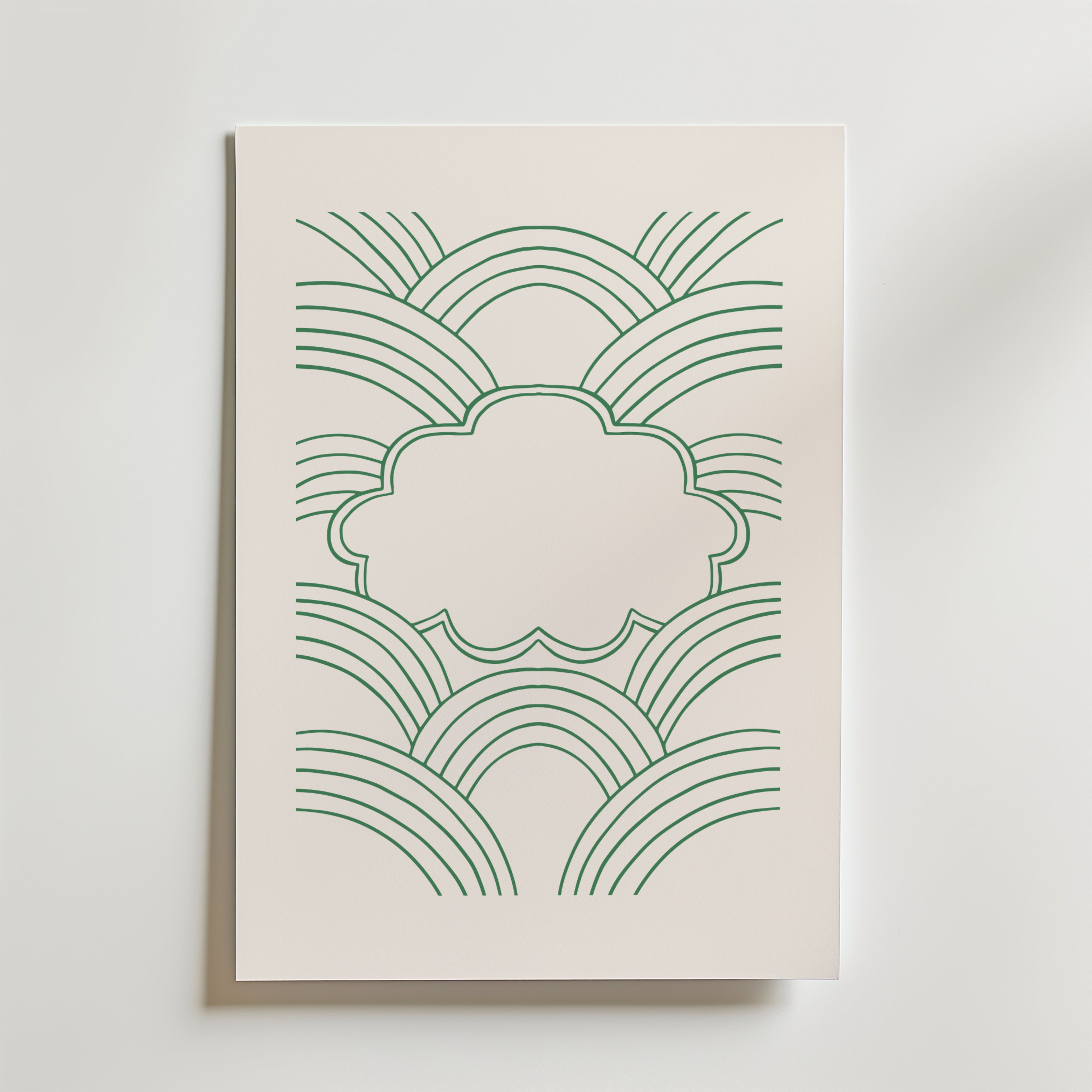 Green Cloud Harmony Poster från Bozetto har ett centralt moln med flera gröna linjer som regnbågar på en krämfärgad bakgrund, vilket ger en minimalistisk och lugn design.