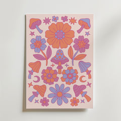 Pink Psychedelic Flowers Poster från Bozetto har orange och rosa blommor, lila svampar, halvmånar och stjärnor på en ljus bakgrund - perfekt för retroinspirerad inredning med sin djärva, lekfulla stil.