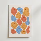 Bozetto Happy Crowd Poster föreställer abstrakta orange, blå och röda klumpar med glada ansikten, arrangerade i en lekfull stil på en ljus bakgrund.