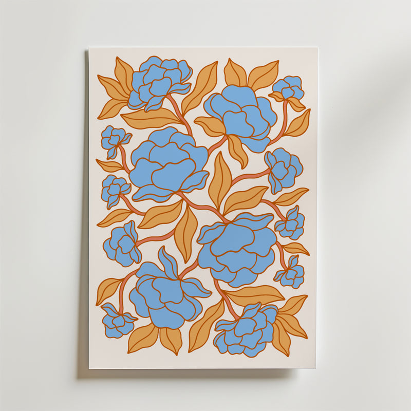 Blue Blossoms Poster by Bozetto visar en blomsterkomposition av blå blommor och orange blad i ett symmetriskt, stiliserat mönster på en vit bakgrund.