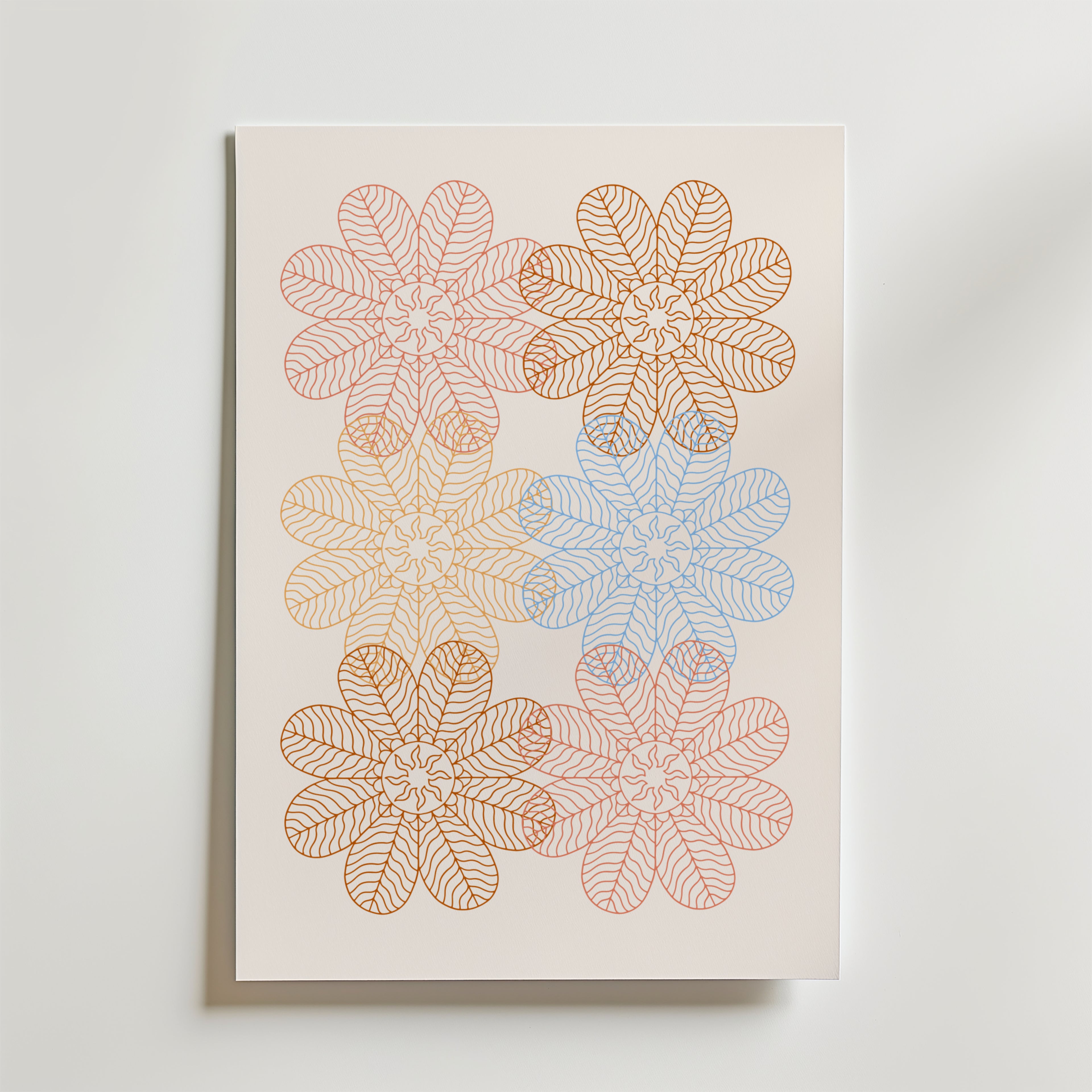 Bozetto Pastel Flower Geometry Poster föreställer sex överlappande geometriska blommor i orange, gult och blått med intrikata bladmönster på en ljusbeige bakgrund.