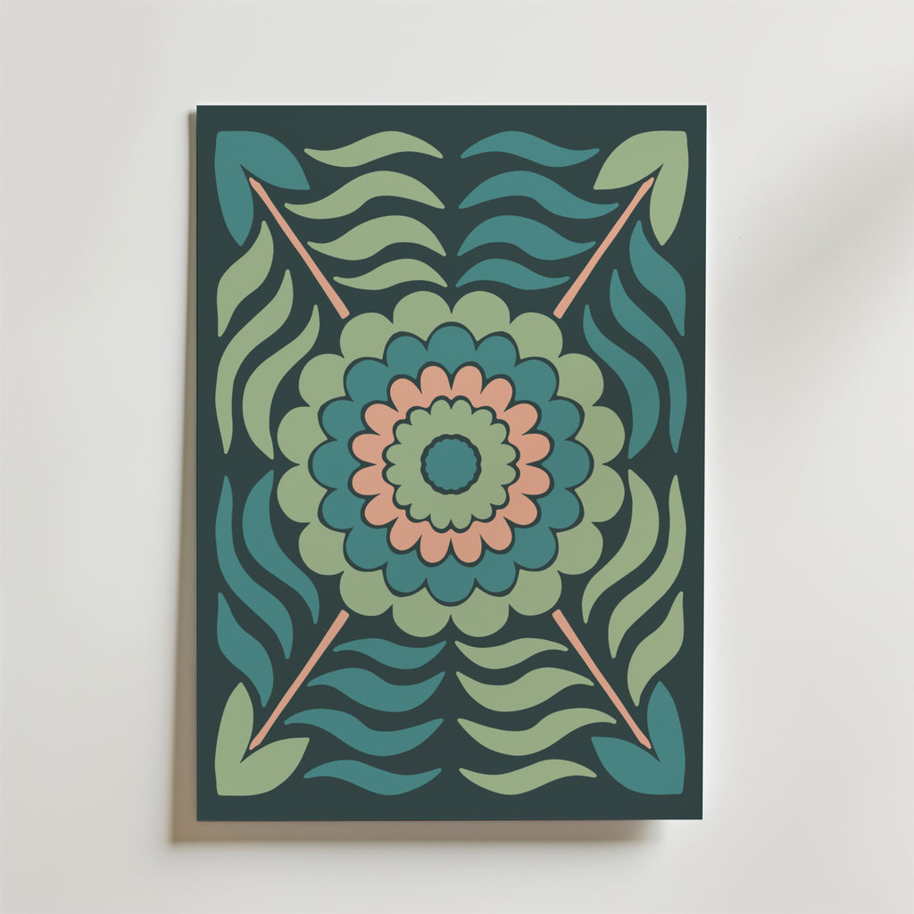 Bozetto Midnight Bloom Pattern Poster visar en djärv, symmetrisk design av gröna, blågröna och rosa kronblad i lager med stiliserade blad och vågiga accenter på en mörk bakgrund, vilket ger en touch av vintage tapetmönster charm.