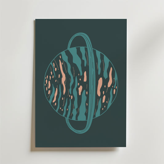 Saturnus Blue Orbit Poster från Bozetto-stilren rymdkonst med planet och ring i blågrönt, ljusblått och persika på mörktal bakgrund. Perfekt modern väggdekor, snyggt centrerad på vit vägg i ditt hem.