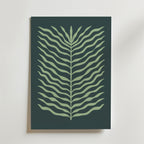 Bozetto Green Leaf Flow Poster har en minimalistisk, stiliserad grön ormbunke med vågiga blad på en mörkgrön bakgrund som ger en modern grafisk stil och naturlig balans till din vita vägg.