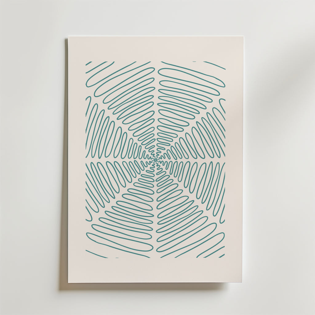 Teal Spiral Symmetry Poster från Bozetto har tealblå vågiga linjer som strålar ut från mitten och skapar en hypnotisk spiral. Denna petrolblå poster framhäver minimalistisk konst med en djärv, geometrisk och abstrakt design.