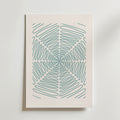 Teal Spiral Symmetry Poster från Bozetto har tealblå vågiga linjer som strålar ut från mitten och skapar en hypnotisk spiral. Denna petrolblå poster framhäver minimalistisk konst med en djärv, geometrisk och abstrakt design.