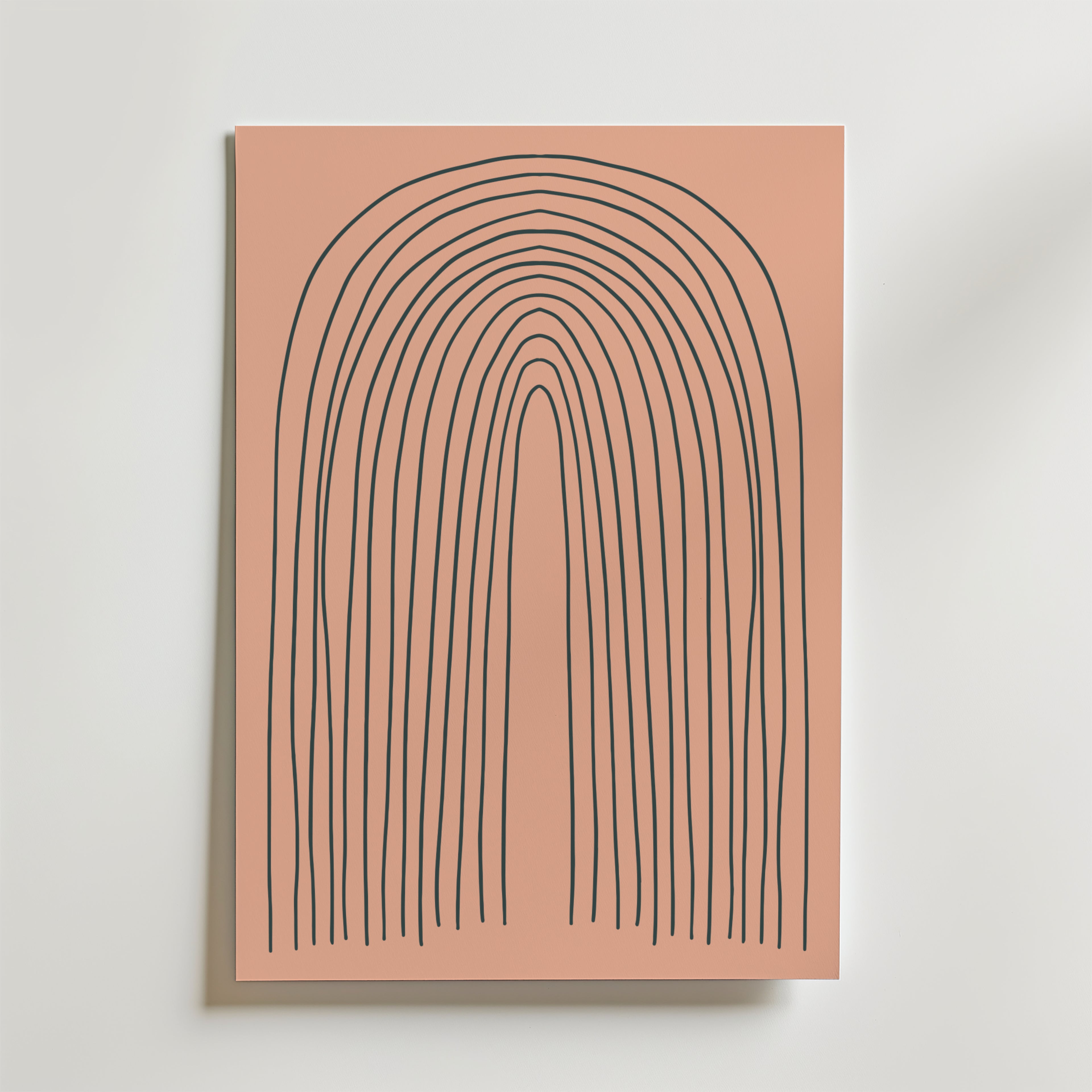 Terracotta Arches Poster by Bozetto har ojämna svarta båglinjer på en rosa bakgrund och ger en modern touch till din inredning när den visas på en vit vägg.