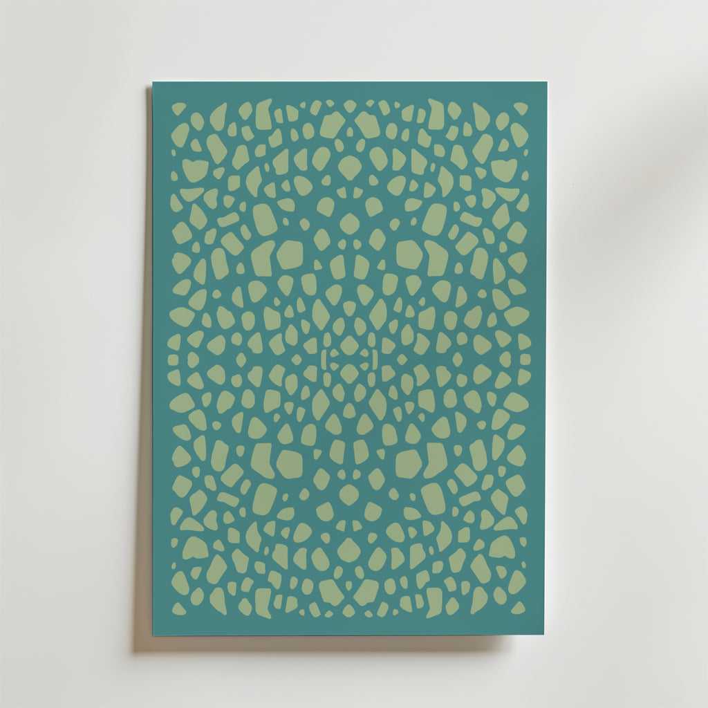 Bozetto Pebble Pattern Poster har en tealfärgad rektangulär canvas med en abstrakt mosaik i limegrönt på en vit bakgrund - perfekt för modern inredning.