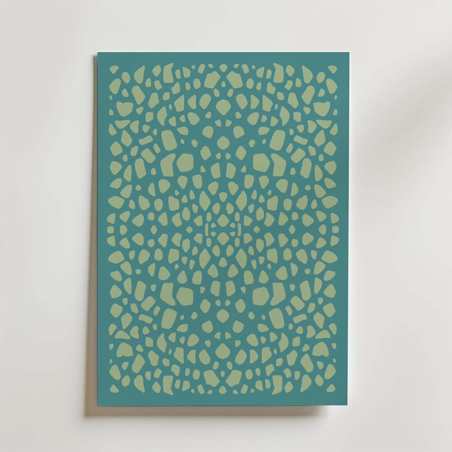 Bozetto Pebble Pattern Poster har en tealfärgad rektangulär canvas med en abstrakt mosaik i limegrönt på en vit bakgrund - perfekt för modern inredning.