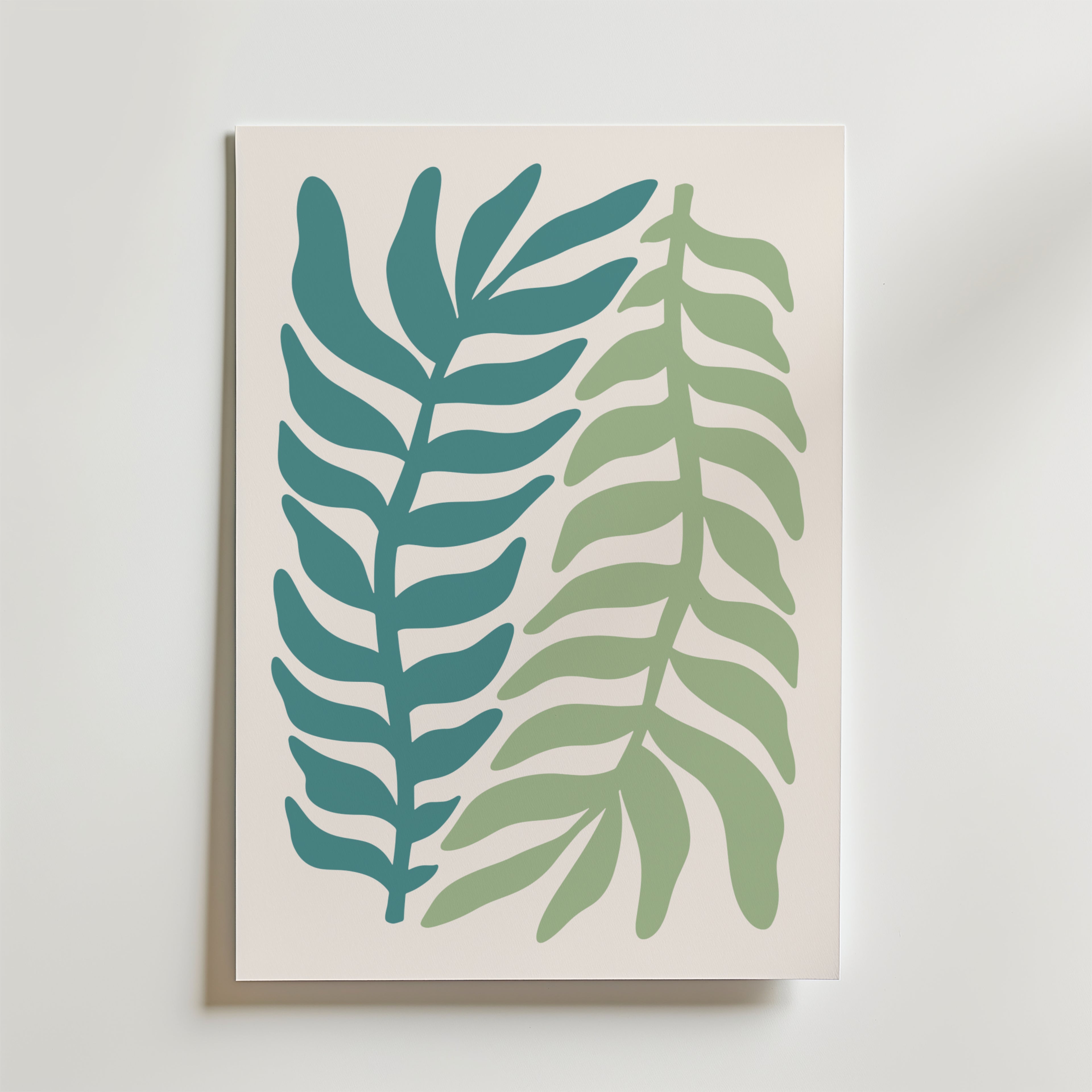 Bozetto Botanical Balance Poster är en minimalistisk naturposter med två abstrakta, gröna blad i blågrönt och ljusgrönt på en vit bakgrund. Enkla linjer och blad sida vid sida skapar en lugn och harmonisk känsla.