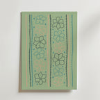 Bozetto Pastel Garden Lines Poster har en modern ljusgrön bakgrund med vertikala linjer, pastellfärgade accenter, rosa och mörkgröna blomsterillustrationer, blå stjärnor och vågiga dekorativa kanter i blått och persika.