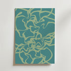 Bozetto Teal Organic Flow Poster har vågiga gröna linjer på en blågrön bakgrund som bildar ett organiskt, minimalistiskt mönster. Denna moderna väggkonst visas monterad på en ljus vägg.