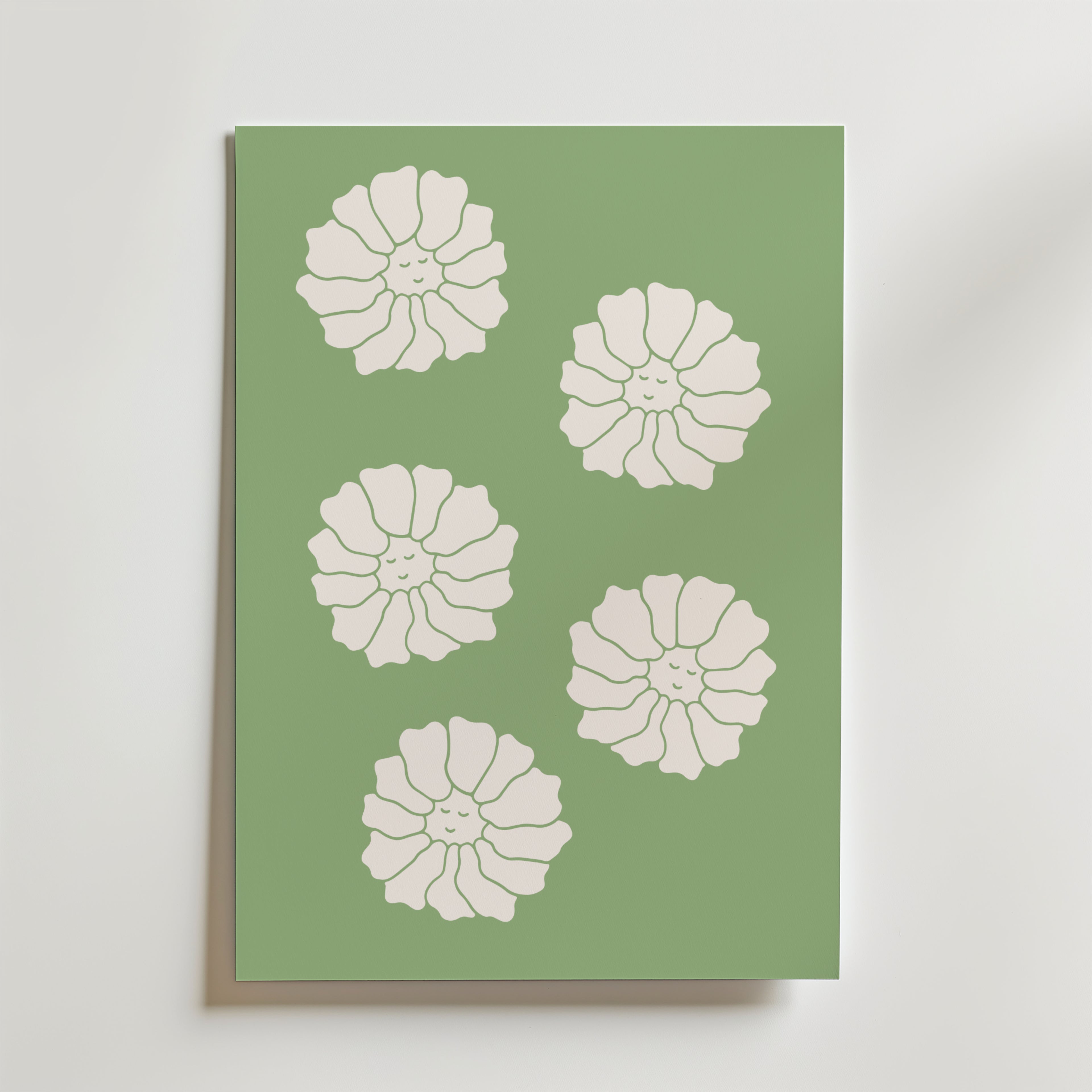 White Blossoms on Green Poster från Bozetto har fem vita blommor med leende ansikten mot en grön bakgrund. Blommorna är jämnt placerade och skapar en harmonisk och rogivande känsla i rummet.