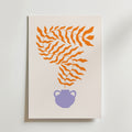 Bozetto "Orange Leaves in Purple Vase Poster" är minimalistisk konst med orange vågiga blad i en lila vas med två handtag mot en ljus bakgrund.