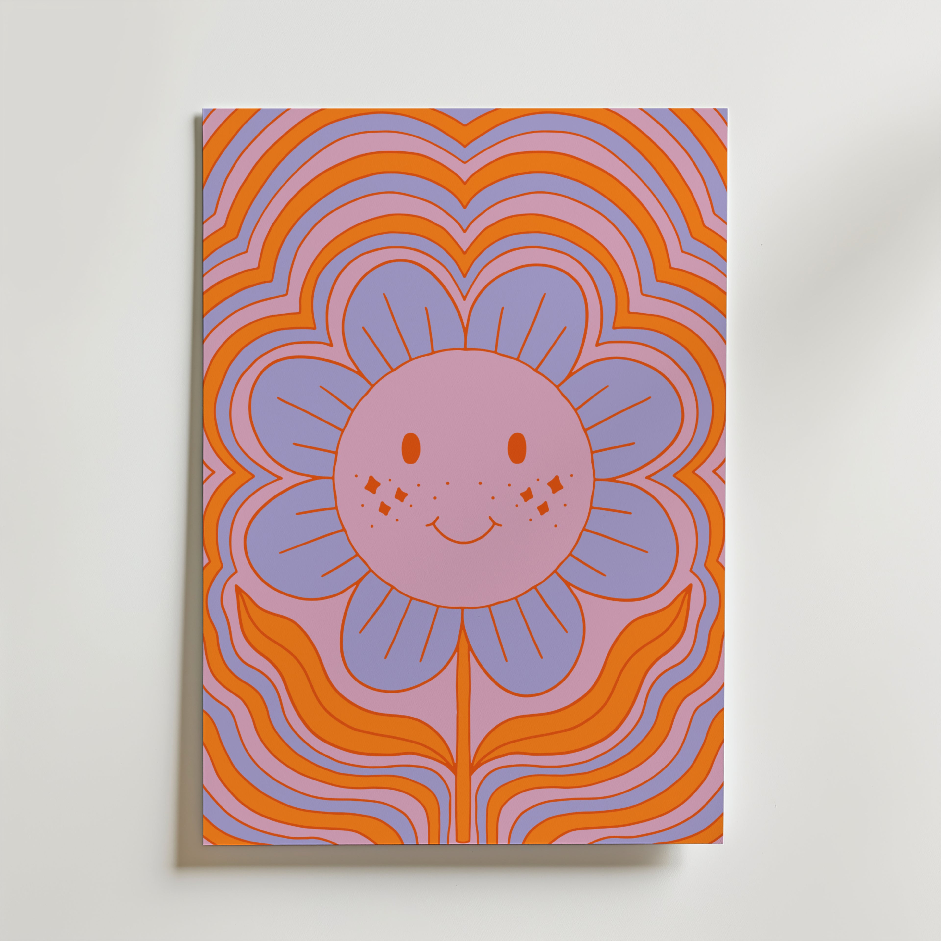 Bozetto Smiling Flower Poster föreställer en glad blomma med lila kronblad och orange kinder på en livlig orange och rosa vågig bakgrund - perfekt för lekfull 70-talsinspirerad inredning eller som en unik touch i barnrummet.