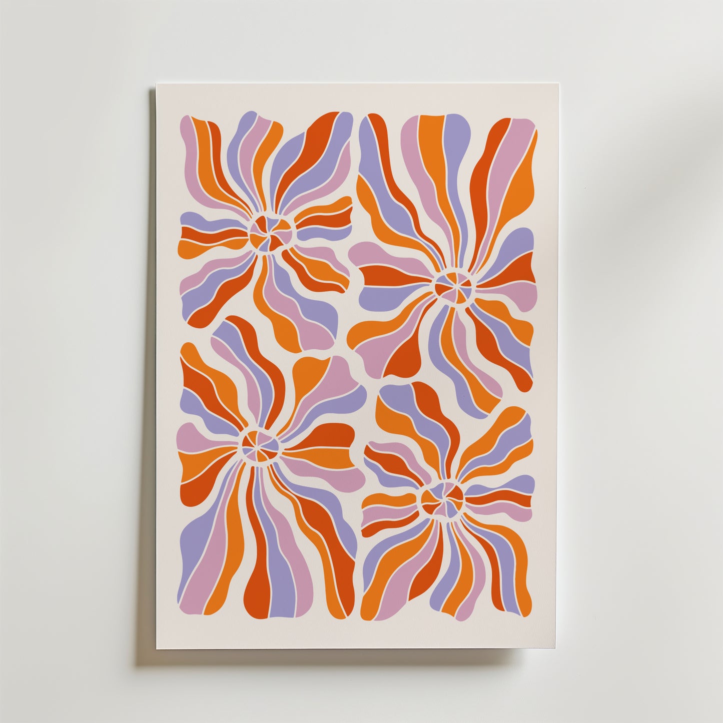 Bozetto Retro Bloom Swirl Poster visar fyra livfulla spiraler i rött, orange, lavendel och rosa på vit botten. Dess dynamiska, vågiga segment skapar en livlig retrokänsla som är perfekt för att ge färgglad inredning till alla utrymmen.