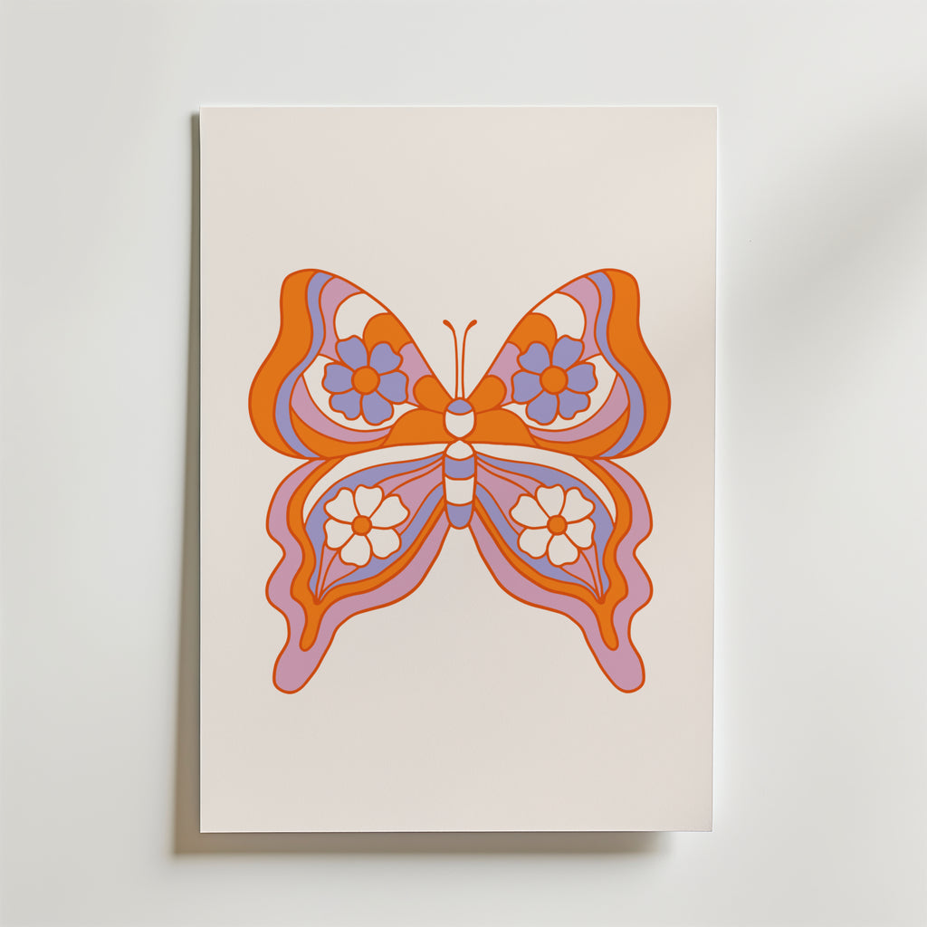 Orange Butterfly Symmetry Poster från Bozetto föreställer en retroinspirerad fjäril med orange, rosa och lila blommiga vingar på en vit bakgrund - ett perfekt och stilfullt tillägg till alla barnrum.