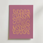 Soft Tangle Poster av Bozetto består av en lila canvas med abstrakta, vågiga gul-orange linjer i en slingrande form. Detta minimalistiska men ändå djärva konstverk framkallar ett inre landskap mot en ljus bakgrund.