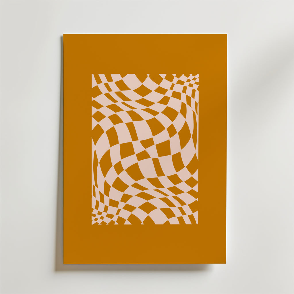 Amber Drift Poster från Bozetto har en rektangulär design med en bärnstensfärgad kant och ett centralt mönster av vågiga vita och orangea rutnät som skapar en optisk illusion på en ljus bakgrund.