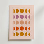 Bozetto Phases of Color Poster har ett minimalistiskt färgmotiv med färgade cirklar och halvcirklar i orange, brunt, rosa och persika på en ljusbeige bakgrund, arrangerade i fyra vertikala kolumner.