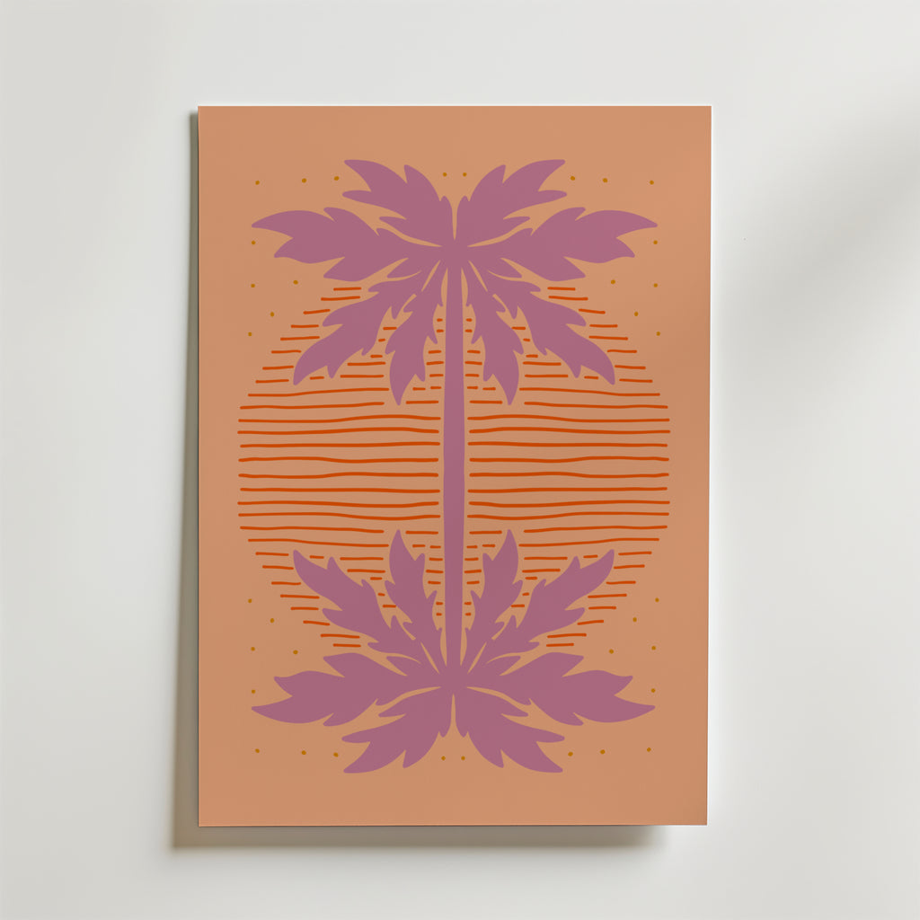 Bozetto's Mirrored Palms Poster visar två speglade lila palmer på en orange bakgrund med en solnedgång av horisontella linjer, vilket ger en tropisk, retro "evig sommar" atmosfär till ditt rum.