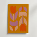Affischen Golden Tulips Poster från Bozetto föreställer två stiliserade blommor i orange, rosa och lila på en senapsgul bakgrund med djärva geometriska former och färgstarka konstinspirerade färger för en modern, abstrakt look.