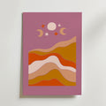 Bozetto Desert Moonscape Poster visar vågiga, skiktade kullar i varma jordtoner, inspirerade av ökenlandskap, under en lila natthimmel med en vit måne, två halvmånar och spridda stjärnor.