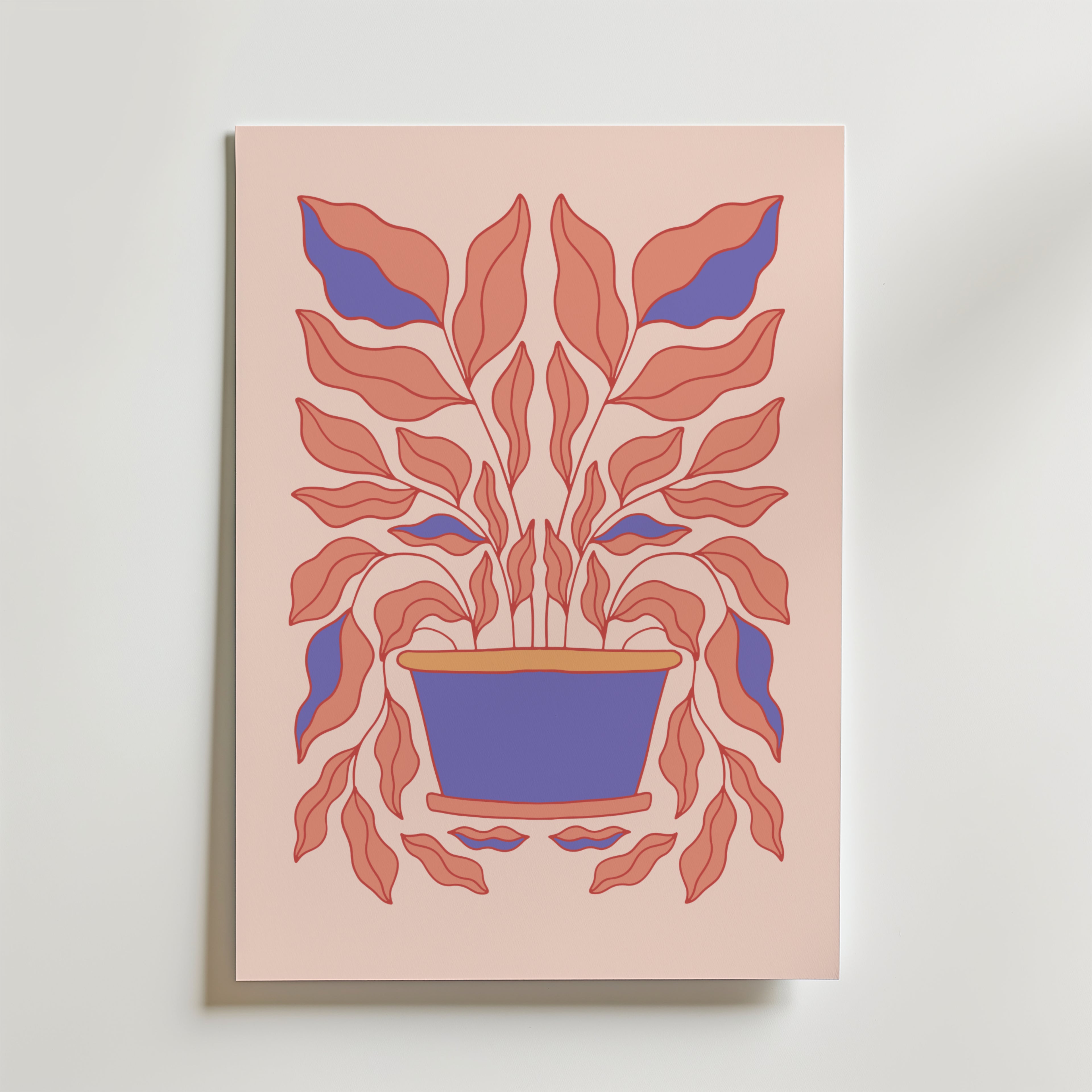 Bozetto Botanical Flow Poster föreställer en stiliserad växt i en blå kruka med röda blad och lila accenter på en ljusrosa bakgrund - den minimalistiska, moderna designen är perfekt för moderna interiörer.