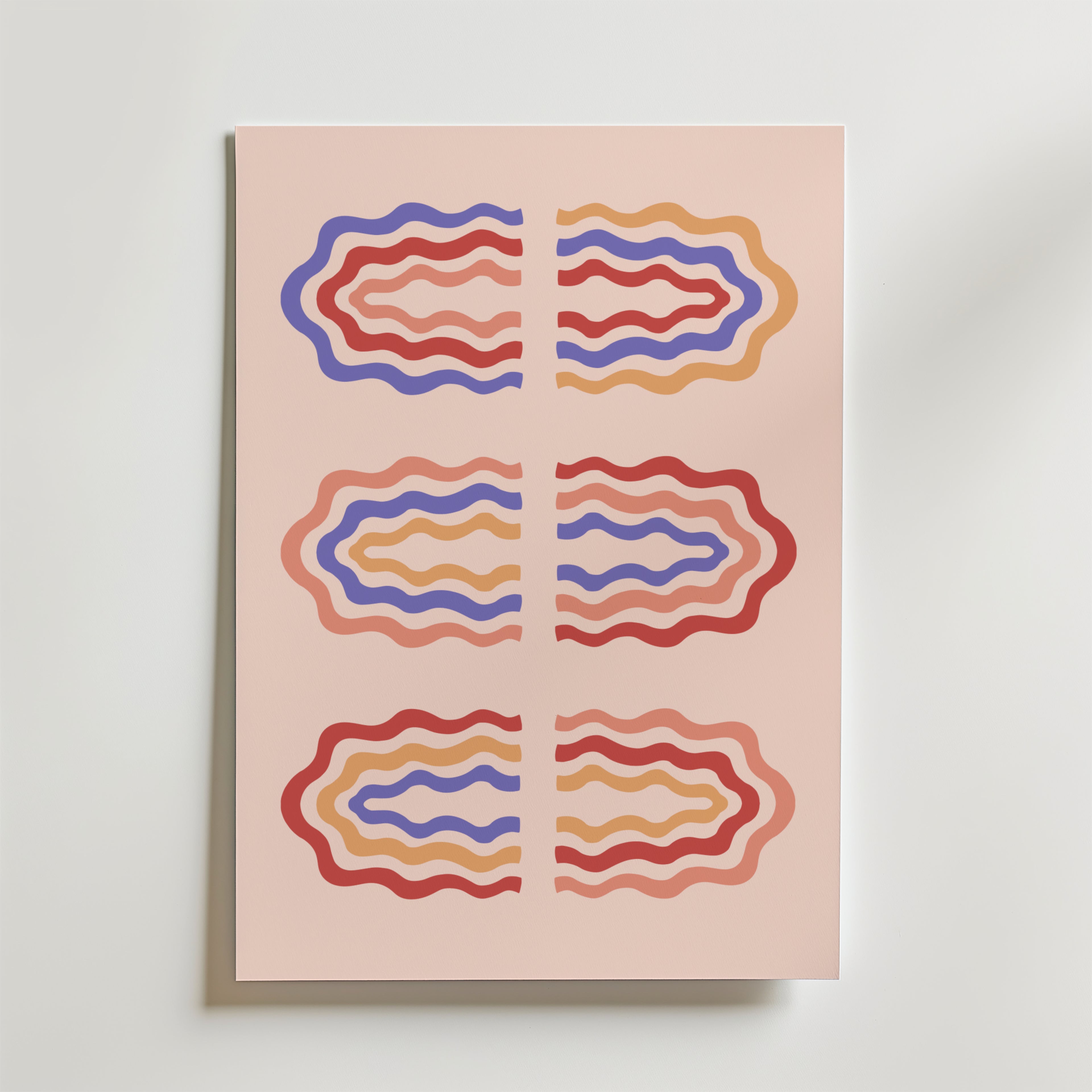 Wavy Symmetry Pink Poster från Bozetto visar tre par vågiga, parallella linjer i röda, orange, lavendel och rosa ovaler på en ljus persikobakgrund - en modern organisk väggkonst med abstrakt, vertikal design.