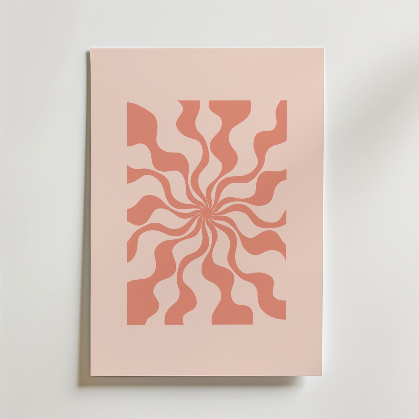 Bozetto Retro Swirl Rose Poster har en rosa bakgrund med ett centralt retroinspirerat rosenrött vågigt mönster som skapar en hypnotisk effekt. Luta dig mot en vit vägg, det är det perfekta valet för unik väggdekor.
