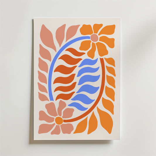 Tropical Flow Abstract Poster från Bozetto visar två stora orange blommor med vågiga blad på en vit bakgrund. Djärva linjer och en tropiskinspirerad palett ger detta konstverk en modern, livlig känsla.