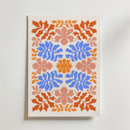 Rustic Floral Harmony Poster från Bozetto har ett livfullt arrangemang av orange, blå och rosa blad och kronblad på vitt, som bildar en retro, symmetrisk design som ger charm till alla ljusa väggar.