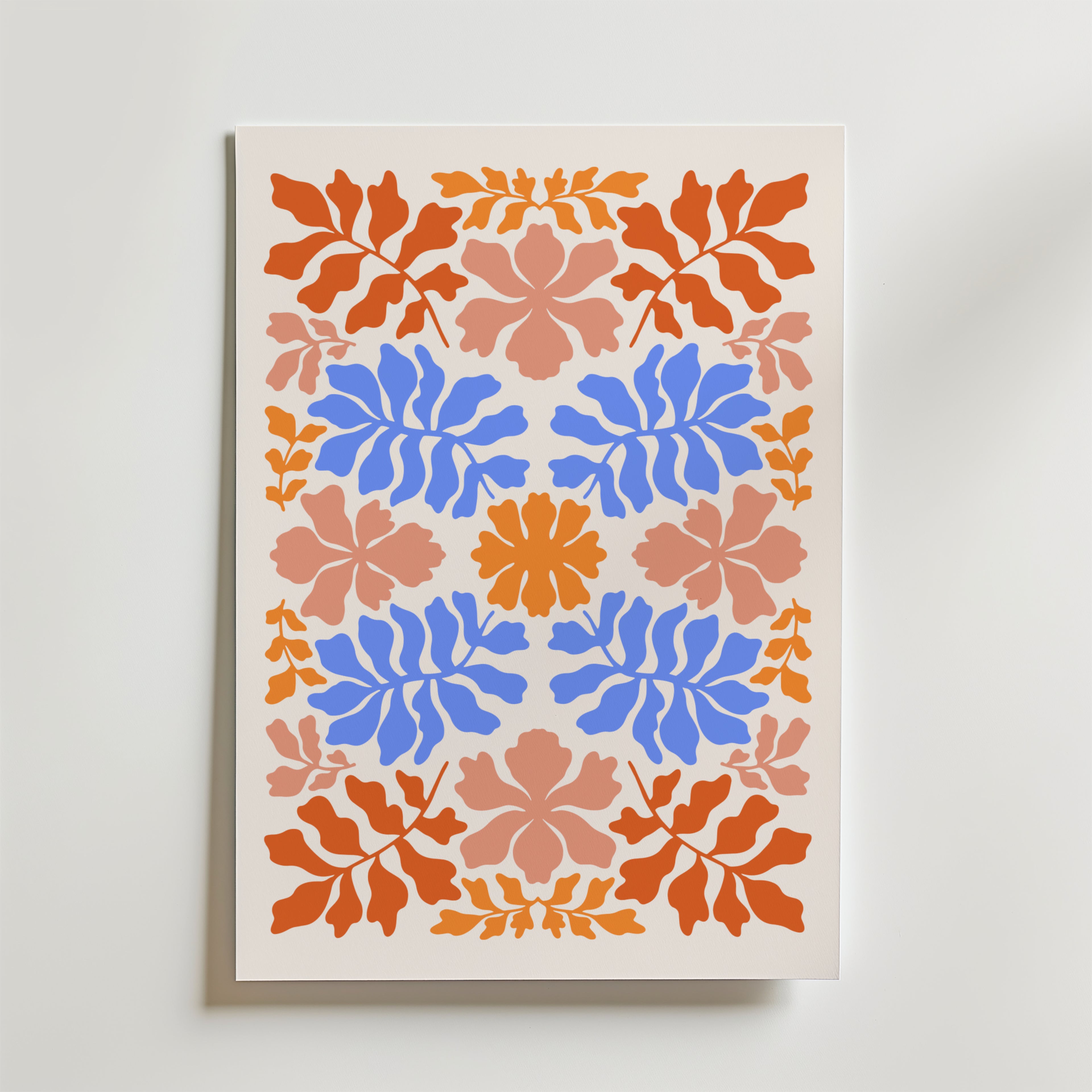Rustic Floral Harmony Poster från Bozetto har ett livfullt arrangemang av orange, blå och rosa blad och kronblad på vitt, som bildar en retro, symmetrisk design som ger charm till alla ljusa väggar.