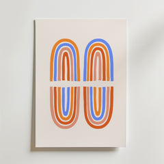 Double Arch Harmony Poster från Bozetto har två speglade bågar i lager av orange, röda, blå och beige linjer på en ljus bakgrund - en modern väggkonst som passar perfekt för färgstarka interiörer.