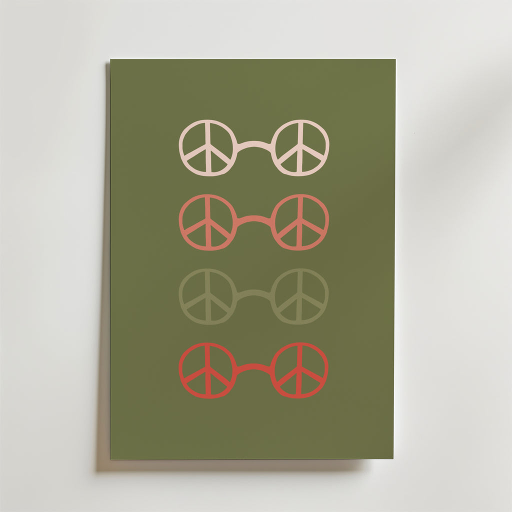 Bozetto Peace Circles Olive Green Poster visar fyra par glasögon med grafiska fredssymbolformade linser, vertikalt placerade i rosa, beige och rött för en touch av harmonisk inredning.