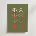 Bozetto Peace Circles Olive Green Poster visar fyra par glasögon med grafiska fredssymbolformade linser, vertikalt placerade i rosa, beige och rött för en touch av harmonisk inredning.