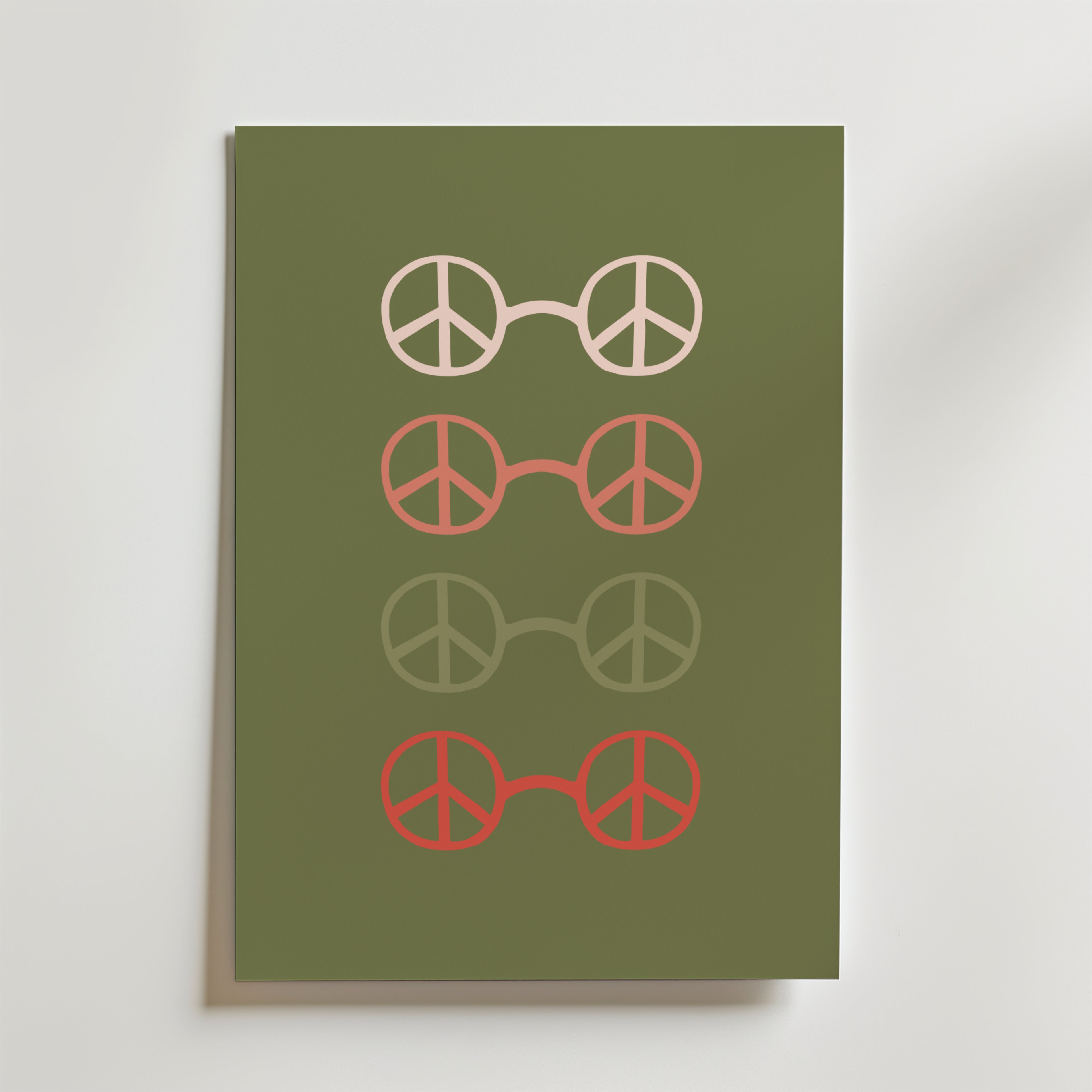 Bozetto Peace Circles Olive Green Poster visar fyra par glasögon med grafiska fredssymbolformade linser, vertikalt placerade i rosa, beige och rött för en touch av harmonisk inredning.
