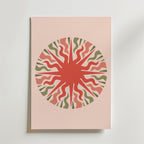 Organic Pulse Circle Poster från Bozetto har en minimalistisk, konstnärlig design - en abstrakt solstråle av vågformer i retro röda och gröna linjer som strålar ut på en ljusrosa bakgrund.