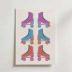 Postern Bozetto Retro Roller Skates Poster visar sex livfulla rullskridskor med geometriska mönster i rosa, blått och orange, arrangerade i tre rader på en ljus bakgrund för en lekfull retrostil.