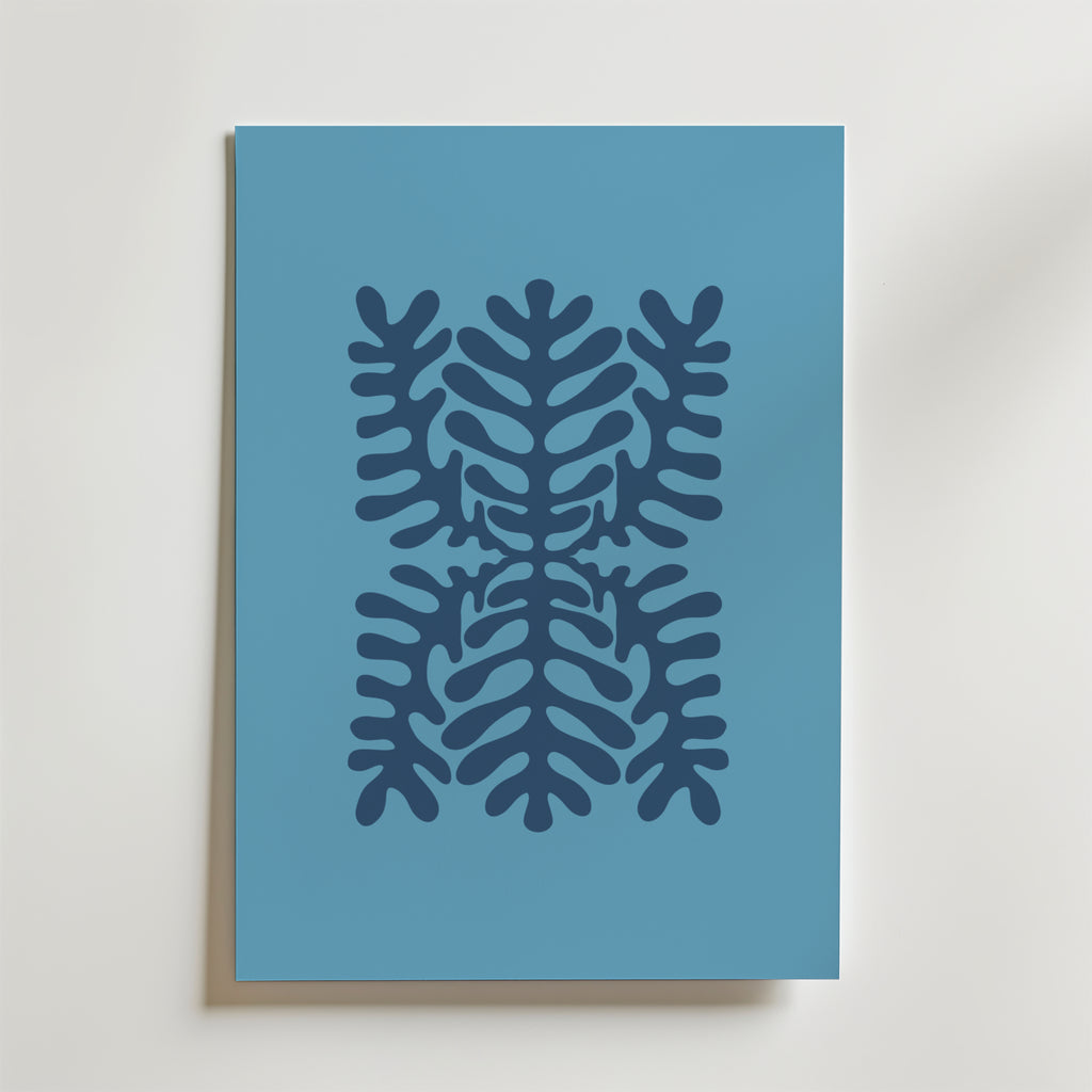 Bozetto's Deep Blue Symmetry Poster har ett djupblått, fernliknande blad i abstrakt och symmetrisk stil mot ljusblå bakgrund - en perfekt poster för minimalistisk inredning och neutrala väggar.