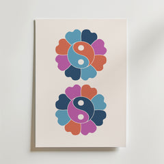 Bozetto's Yin Yang Flower Balance Poster visar två yin-yang-symboler omgivna av hjärtformade blad i blått, lila, rosa och orange, vertikalt arrangerade mot ljus bakgrund och utstrålar balans och energi.