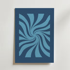 Bozetto Blue Spiral Motion Poster har virvlande, böjda linjer i blå toner som strålar ut från mitten och skapar en hypnotisk spiral och optisk illusion på en mörkblå bakgrund. Perfekt som en djärv abstrakt väggkonst.