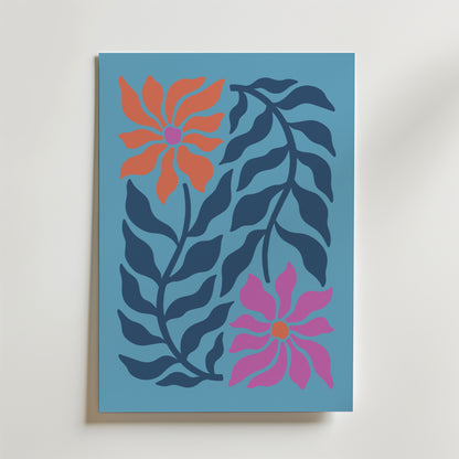 Midnight Garden Poster från Bozetto föreställer två stiliserade blommor, en orange och en rosa, med mörkblå blad och stjälkar på en ljus bakgrund som ger modern estetik till alla rum.