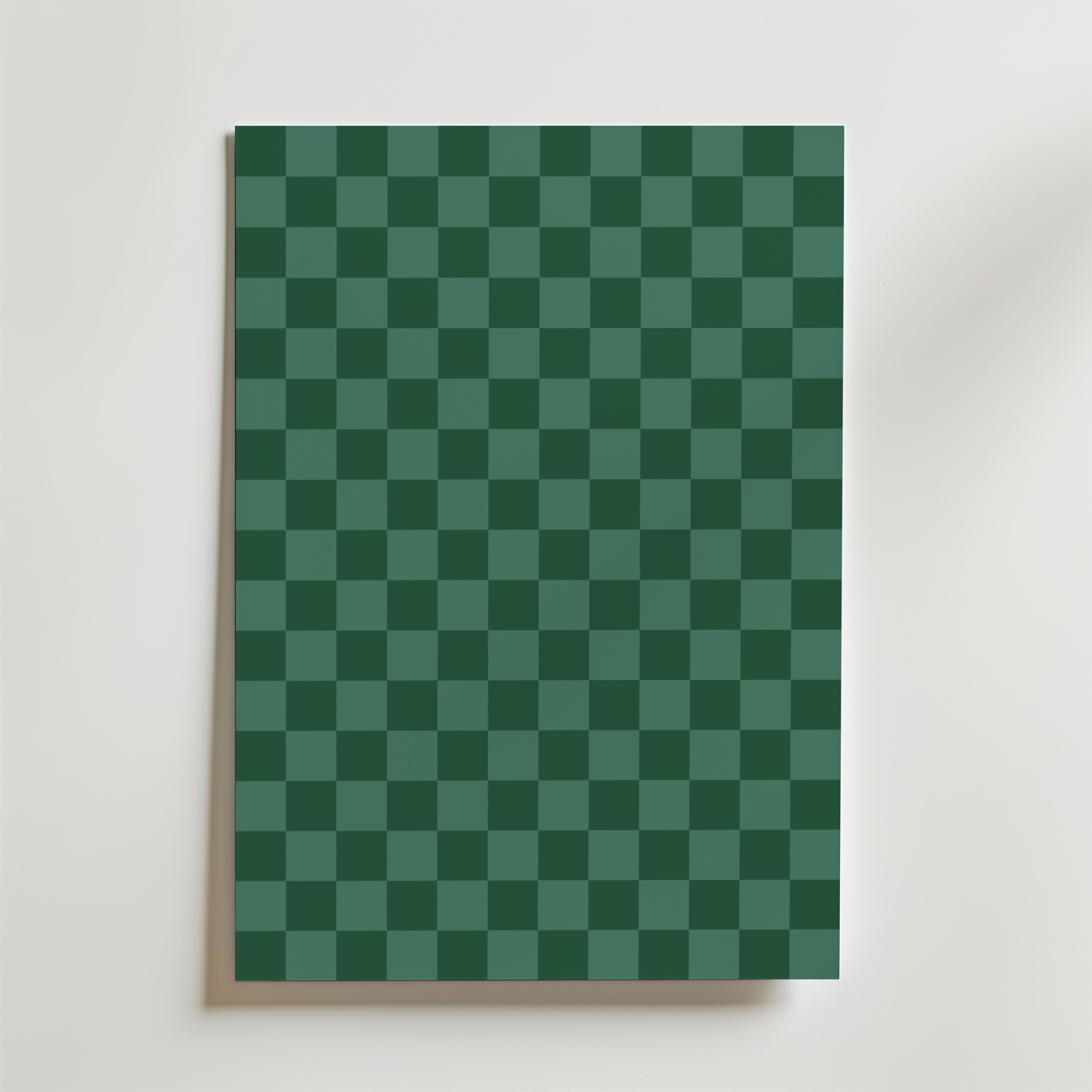 Bozetto Green Checkerboard Poster visar ett modernt mörkgrönt och blågrönt rutmönster i en rektangulär rutmönsterdesign mot en vit bakgrund.