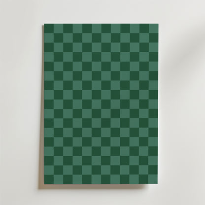 Bozetto Green Checkerboard Poster visar ett modernt mörkgrönt och blågrönt rutmönster i en rektangulär rutmönsterdesign mot en vit bakgrund.