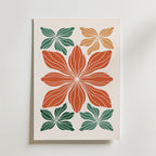 Postern Bold Botanical Geometry Poster från Bozetto har en minimalistisk design med en central stor röd blomma, två mindre gröna blommor nedanför och två orange blommor ovanför, allt mot en krispigt vit bakgrund.