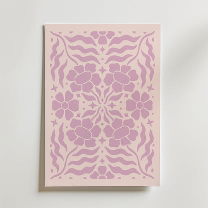 Bozetto Lavender Floral Symmetry Poster har ett harmoniskt mönster av rosa blommor, vågiga linjer och stjärnor på en ljusrosa bakgrund som skapar en mjuk dekorativ touch när den sätts upp på en vit vägg.