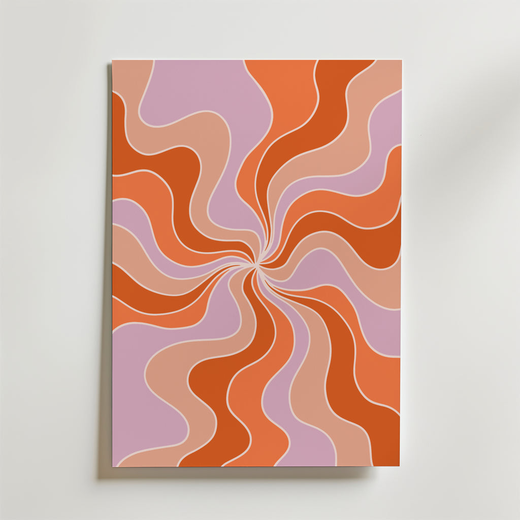 Sunset Waves Poster by Bozetto har en psykedelisk retrodesign med vågiga linjer i orange, persika och lavendel som bildar en hypnotisk spiral på en vit bakgrund.